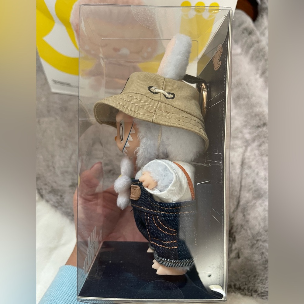 Pop Mart  fall in wild pendant labubu - Picture 6 of 7